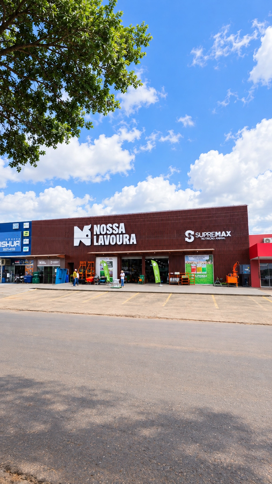 Fachada da loja Nossa Lavoura em Jaru ao fim da tarde, com o letreiro da marca e o da Supremax